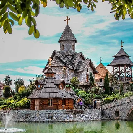 Ethno Village Stanisici ビイェリナ