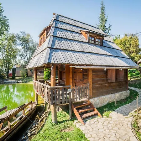 Ethno Village Stanisici ビイェリナ